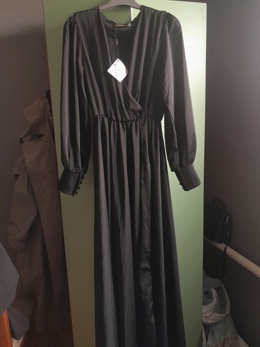 Атласное чёрное платье