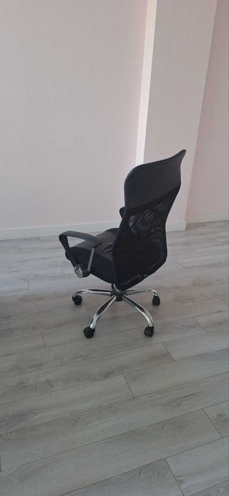 Офис мебели и оборудване