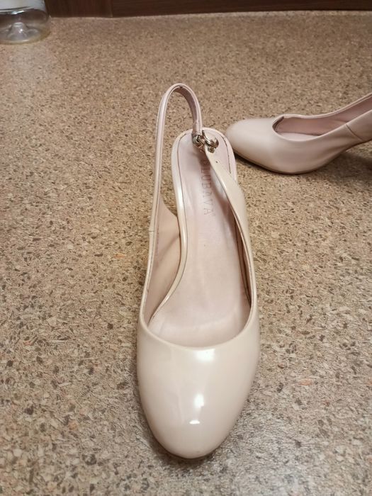 Продам туфли- босоножки