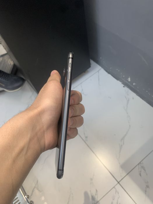 Продам айфон 8+.