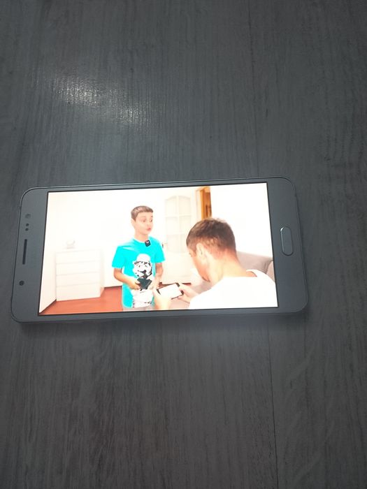 Продаю телефон Samsung Galaxy J5 (2016)
