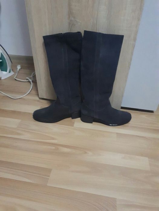 Vând cizme de damă din piele întoarsă