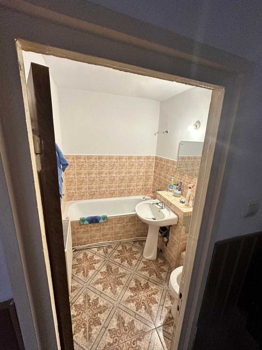 Se vinde apartament cu 3 camere, situat în Comănești, Bacău, etaj 4.