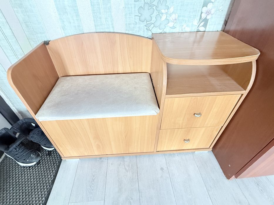 Тумба для прихожей с зеркалом