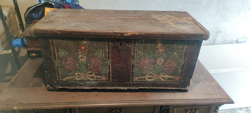 Birou vechi,lada de zestre pictata