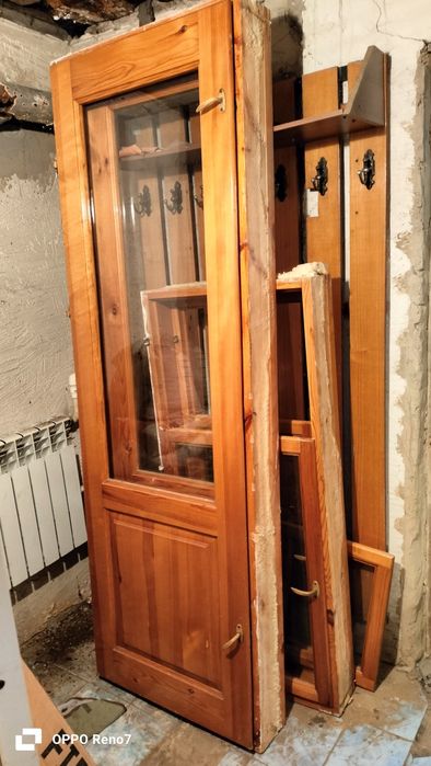 Срочно продам дверь для балкона деревянный.