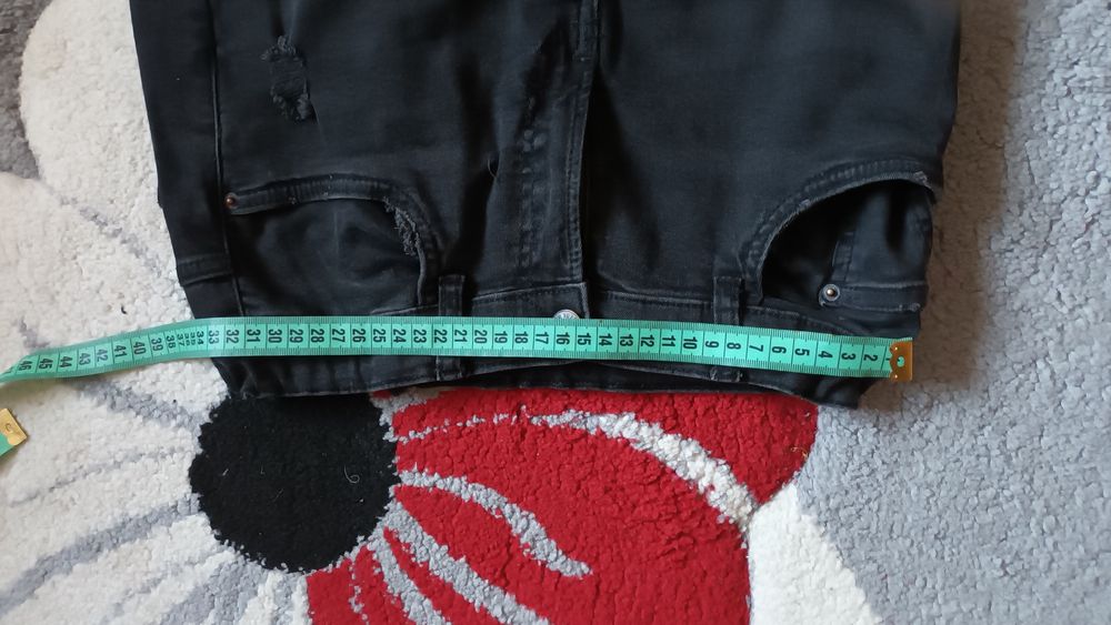 Vand pantaloni de blugi