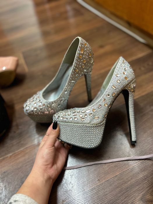 Високи токчета сиви