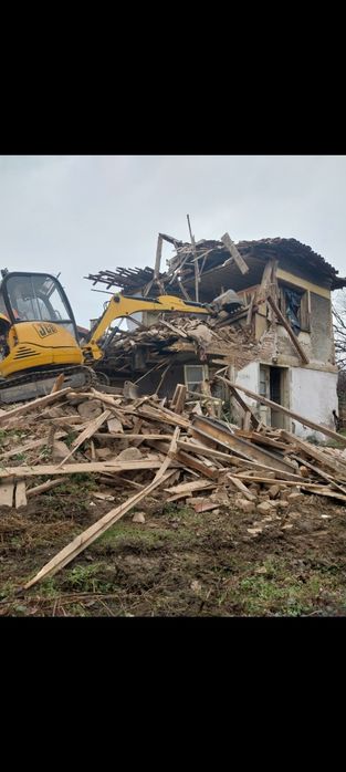 Услуги с багер ,самосвал и бобкат. Изкопаване на ями и канализации..