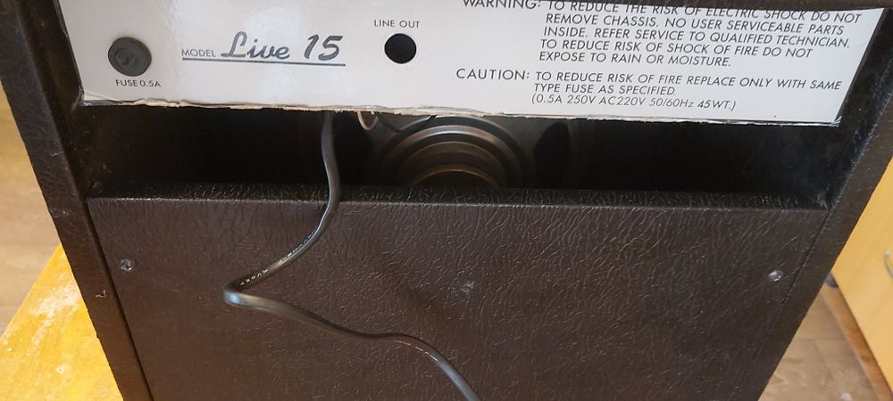 Vând chitara electrica nouă  C. Giant și amplificator