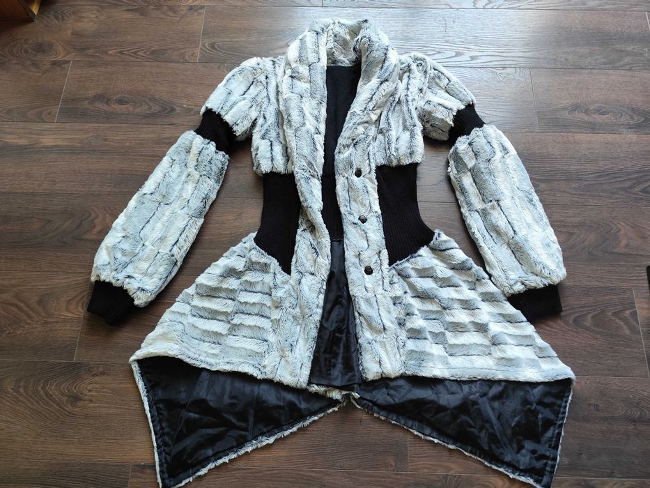 Дамско бяло модерно асиметрично палто от еко кожа