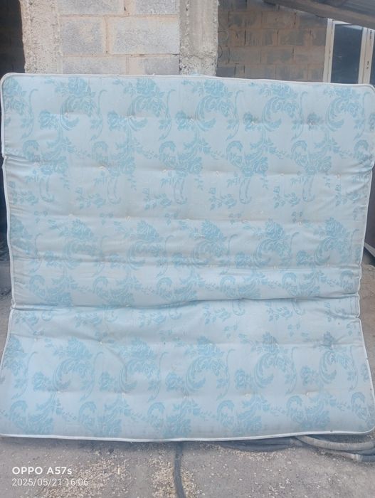 Матрас б/у белый 2 шт,голубой 1шт