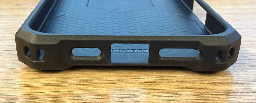 Vand husa iPhone 16 Pro Max UAG Monarch Pro ca noua