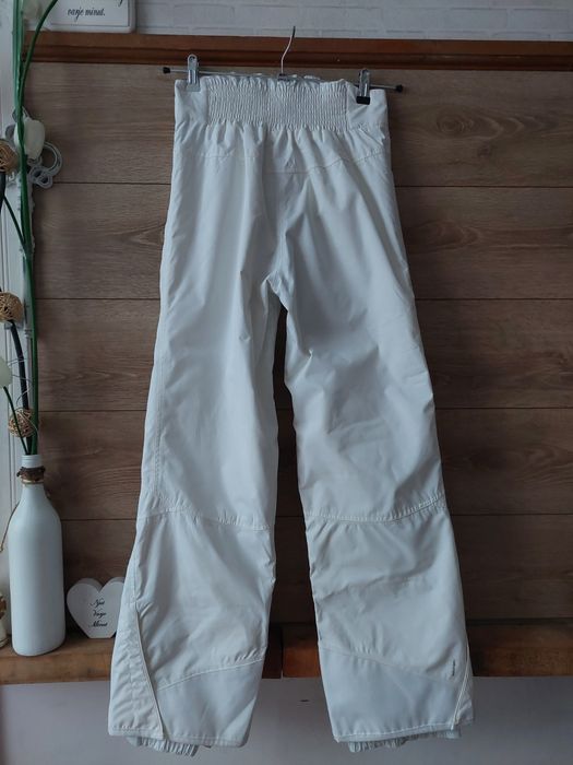 Розов гащеризон и бяло ски долнище