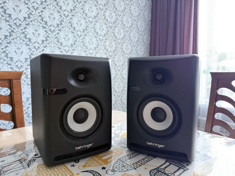 Студийные мониторы. Behringer NEKKST K5
