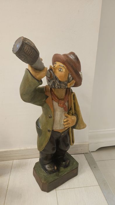 Statui pictate sculptate în lemn masiv