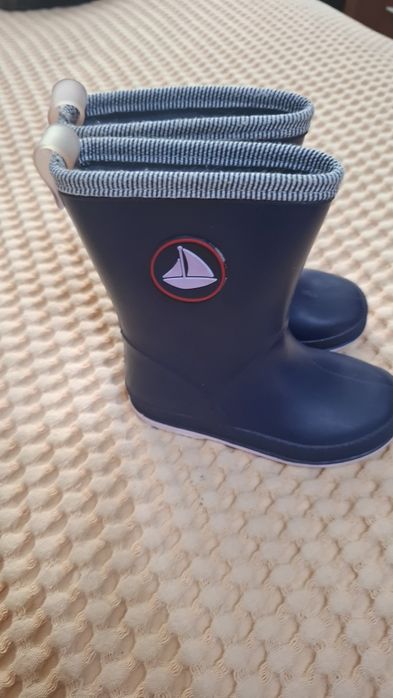 Новые резиновые сапожки на мальчика