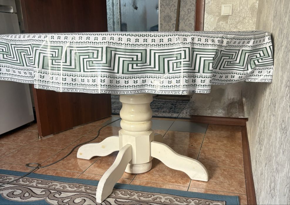 Круглый кухонный стол