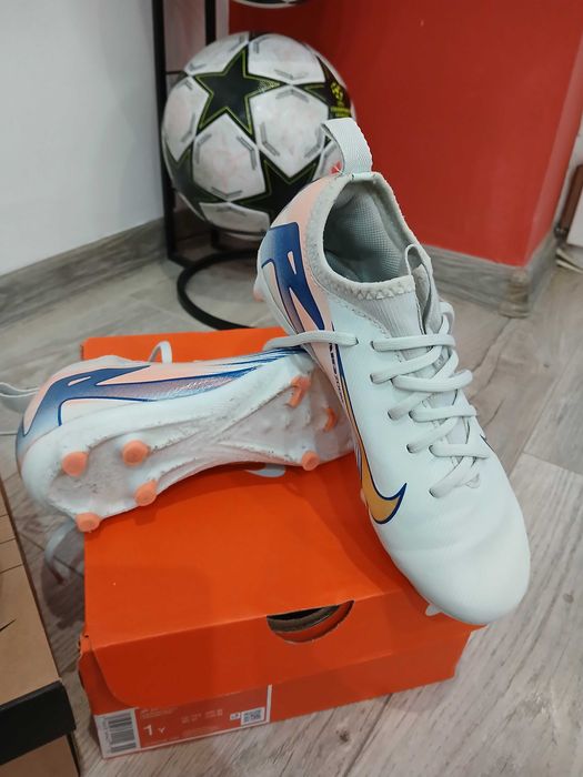 Футболни стоножки и бутонки