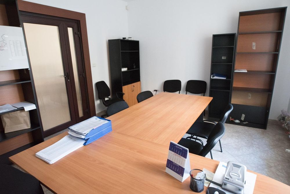 Dau in chirie apartament  la casa doua  camere plus una mica baie debara mobilat pt. birouri,curte acces auto,,ultracentral.