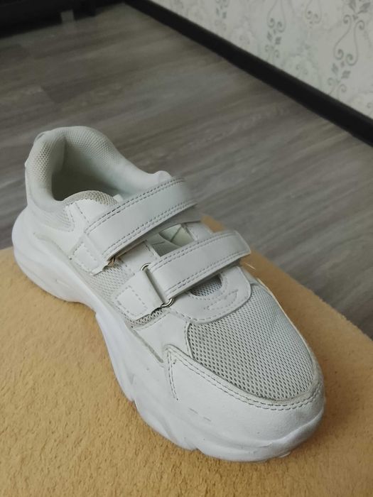 Кроссовки девичьи