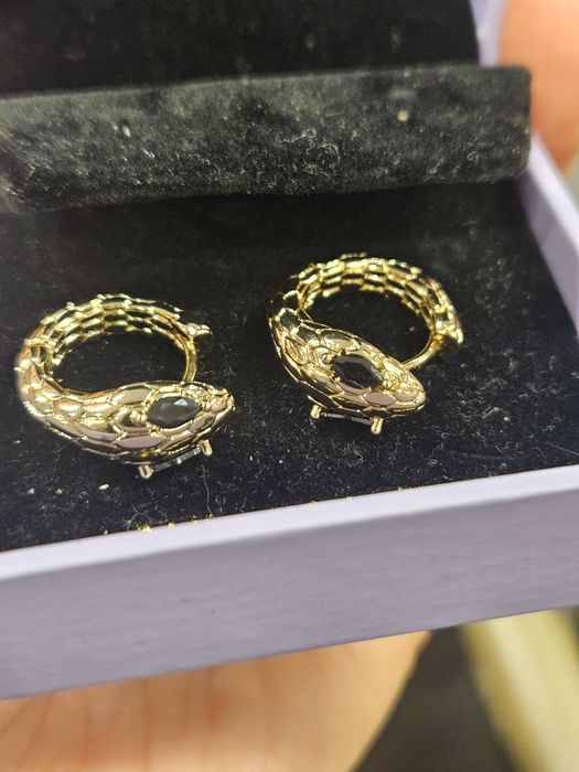 Златисти обеци змии – стилни и ефектни