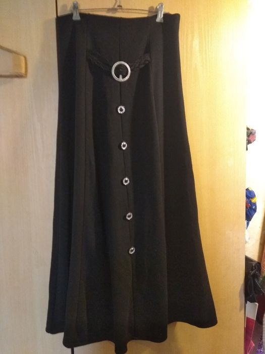 Юбка черная длинная.