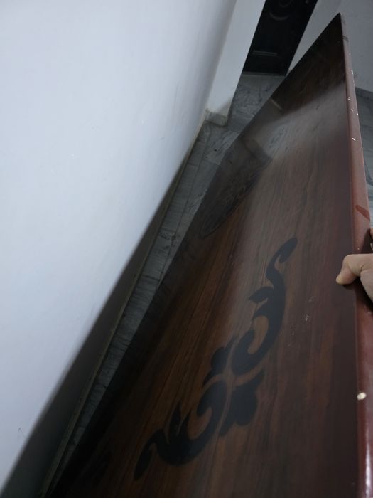 Срочно! Крепкий стол для гостиной.