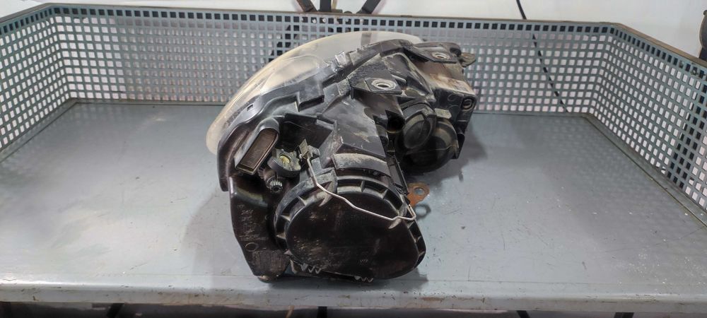 Far stanga volkswagen vw golf 6 break an 2010 cu urechi de prindere reparate
