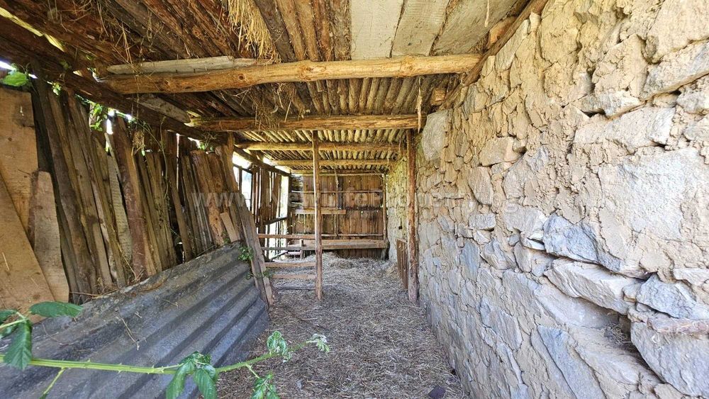 Двуетажна къща в с. Стърница, обл. Смолян