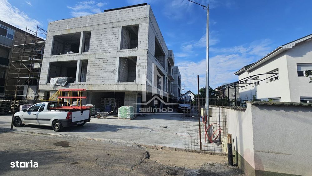 Parc Laurentiu Raiciu apartament 2 camere decomandat si curte 40 mp.