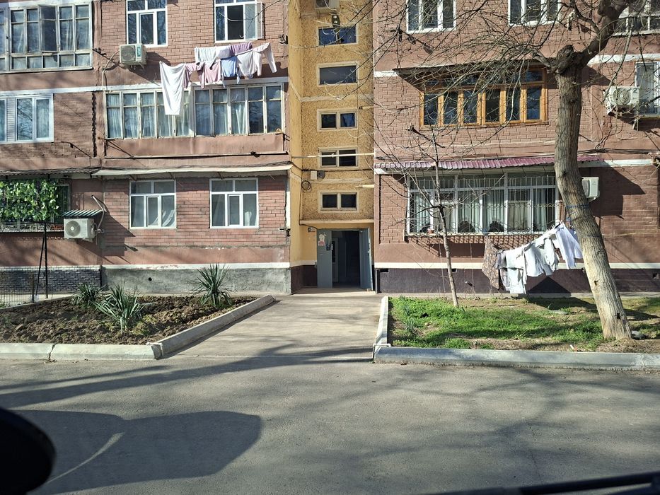 Kvartira sotiladi 2 honali 1 etaj + padval