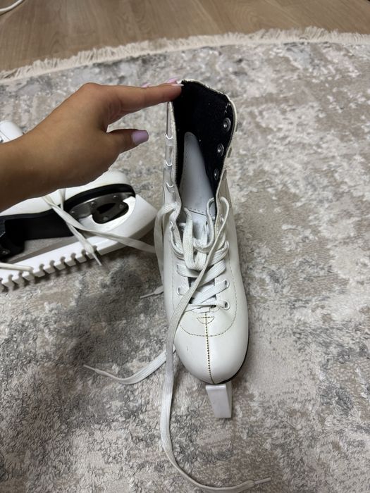 Коньки белого цвета