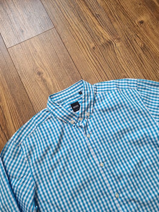 Страхотна мъжка риза HUGO BOSS размер S/
М, слим фит ,без забележки ка