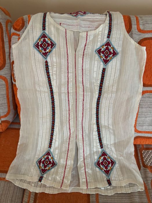 Блуза с ръчна бродирани шевици