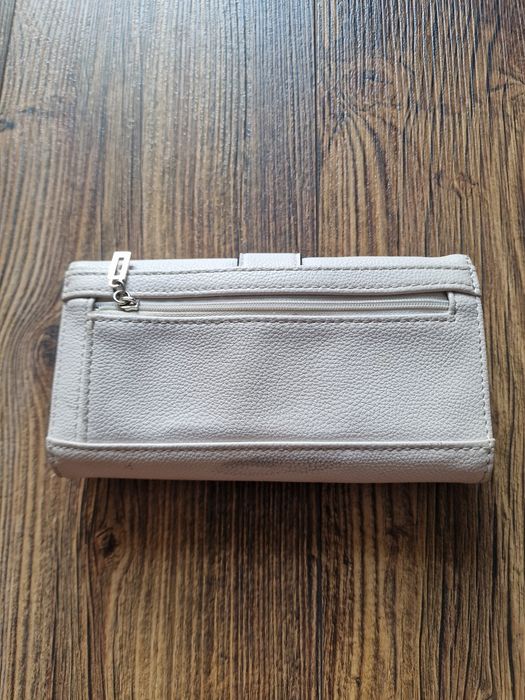 Страхотно дамско портмоне GUESS