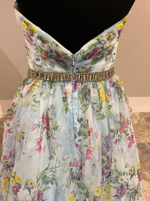 Vand rochie MacDuggal marimea S-M