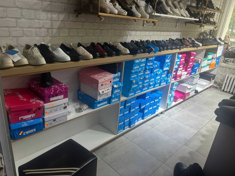 mobilier pentru magazin in stare foarte buna [birou , polite, mobilier