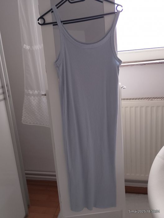 Rochiță mulată pe corp.