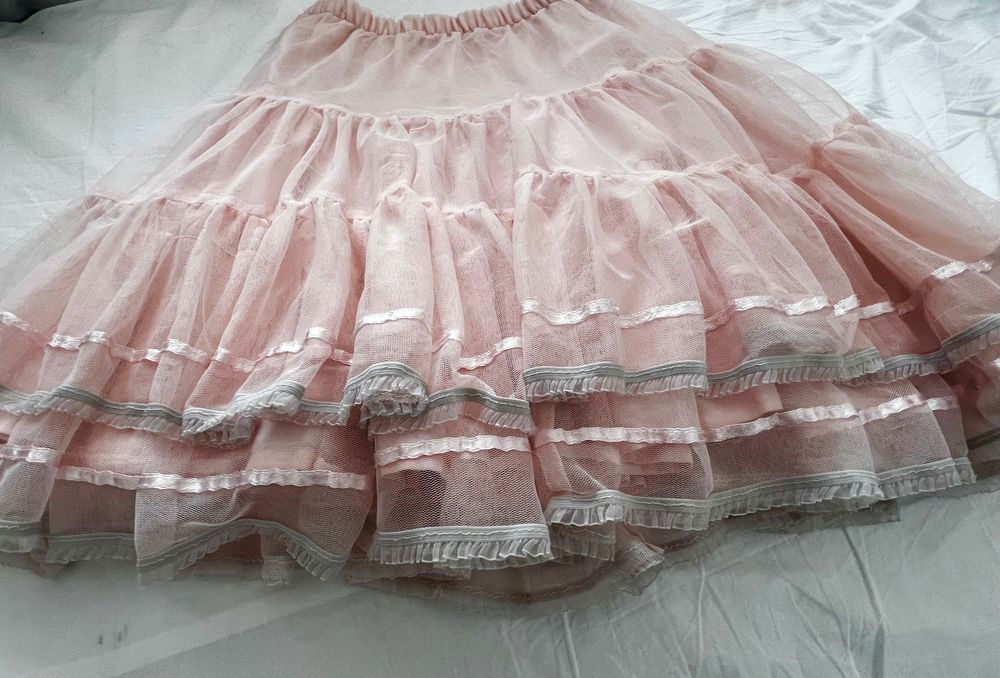 Детска бледо розова пола на волани