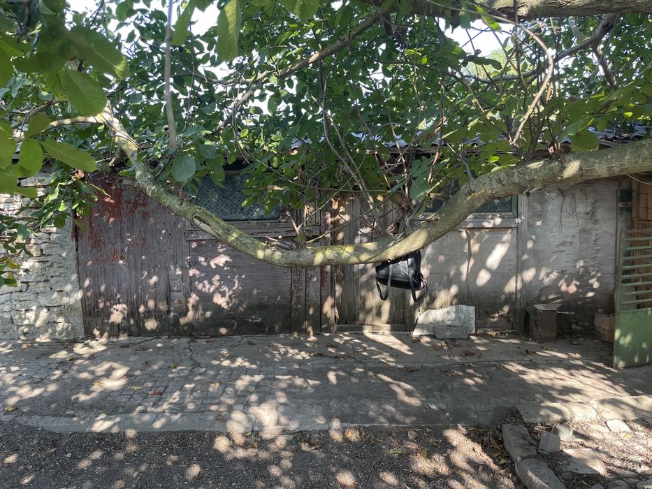 Продавам вила с дворно място