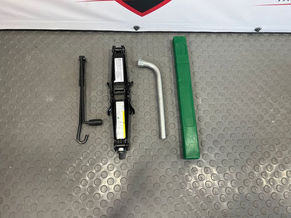 Set Cric+Cheie+Triunghi OEM Vw Golf 7