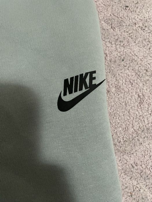 Pantaloni Nike Tech