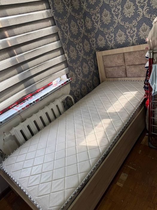 Кровать с матрасом