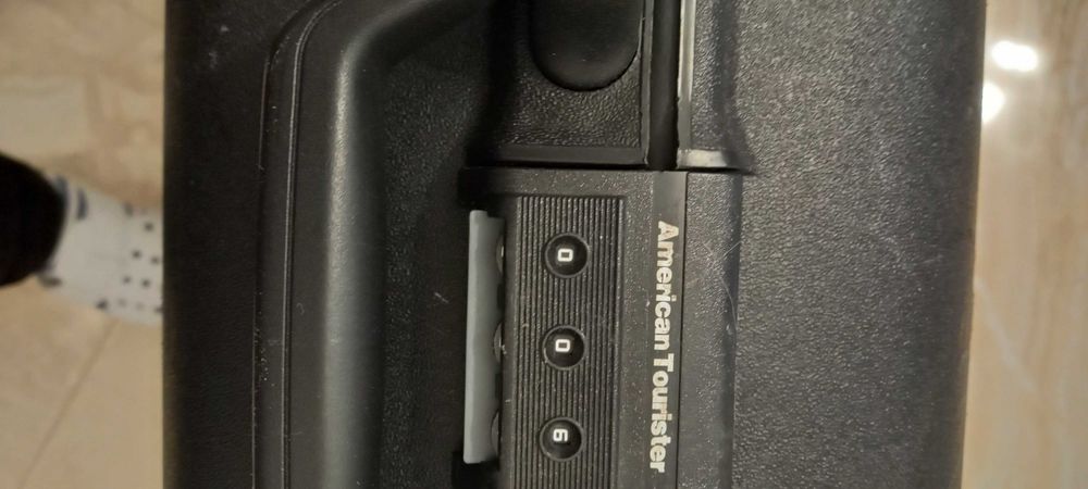 Голям американски куфар на колелца с дръжка за дърпане