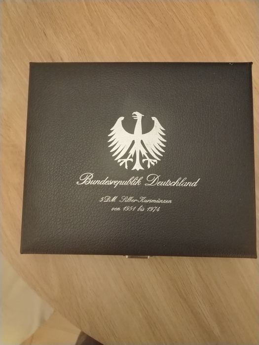 O colecție de monede din Argint