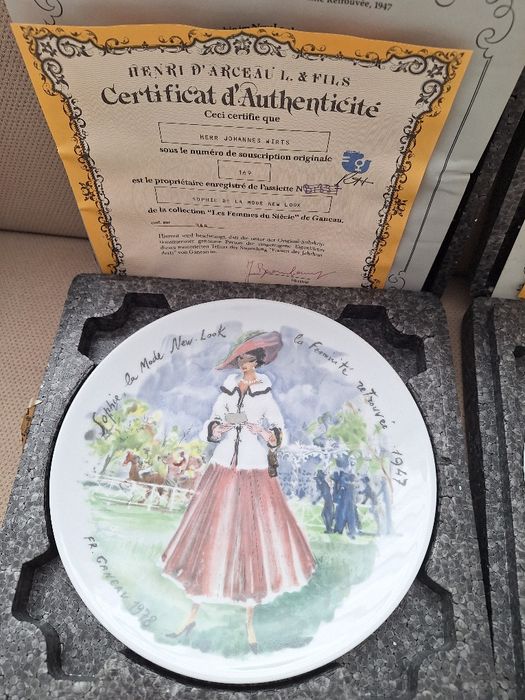 Декоративни чинии " Жените на века"