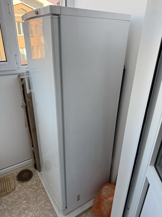 Продам морозильник Indesit