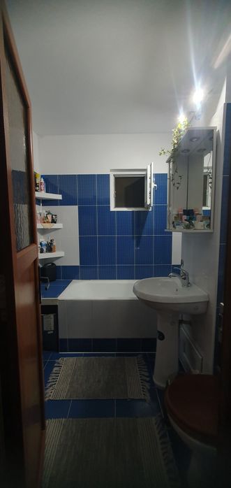 Vând apartament cu 3 camere ,hol,baie și bucătărie.