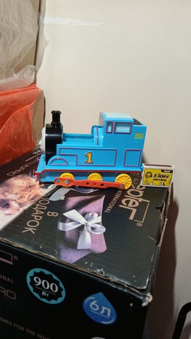 Детский музыкальный паровозик на батарейках.